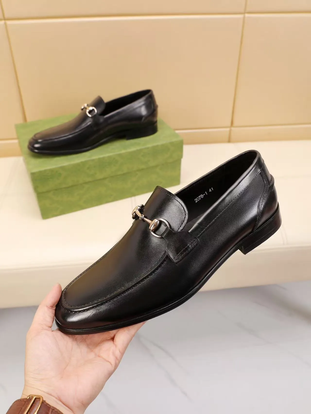 Men's men's shoes 💰440 🆘【GUCCI】Gucci ·🐂里· Hot-selling beanie shoes, top brand luxury, top quality, latest fashion beanie shoes.. The upper is made of original high mercerized smooth cow suede. (Full top-layer water-dyed 🐂 leather and lining). The original stylish and stylish soft rubber wear-resistant and non-slip outsole is light and comfortable on the foot, available in 2 colors! Matching code: 39-45 (38.46. Customized)